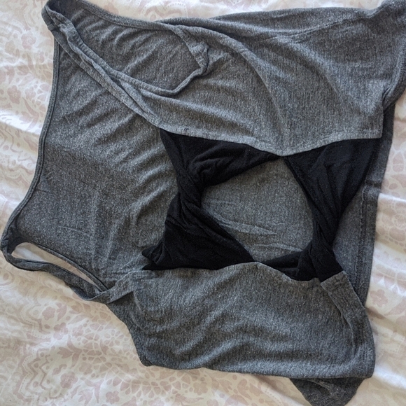 Gray top with back cutout bow detail - 🚨 3 for‎ 💲10 ‼️ - Picture 3 of 3